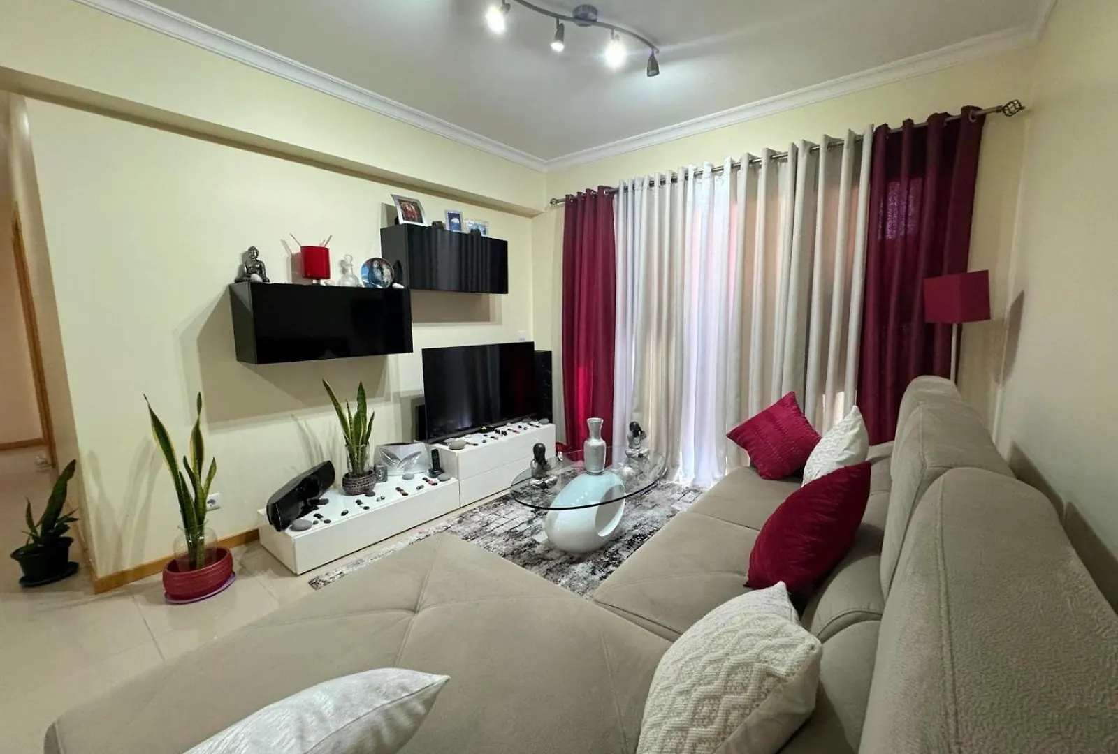 Funchal Getaway, Cozy Private Room With Bathroom And Wifi فونشال