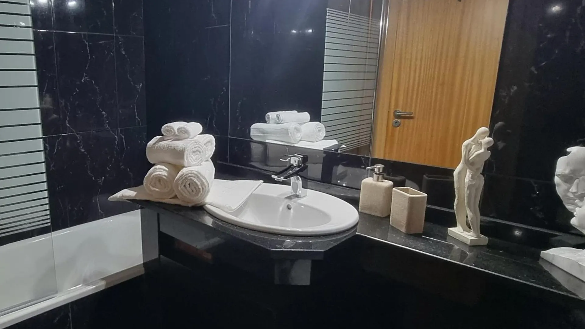 Funchal Getaway, Cozy Private Room With Bathroom And Wifi منزل للإقامة فونشال