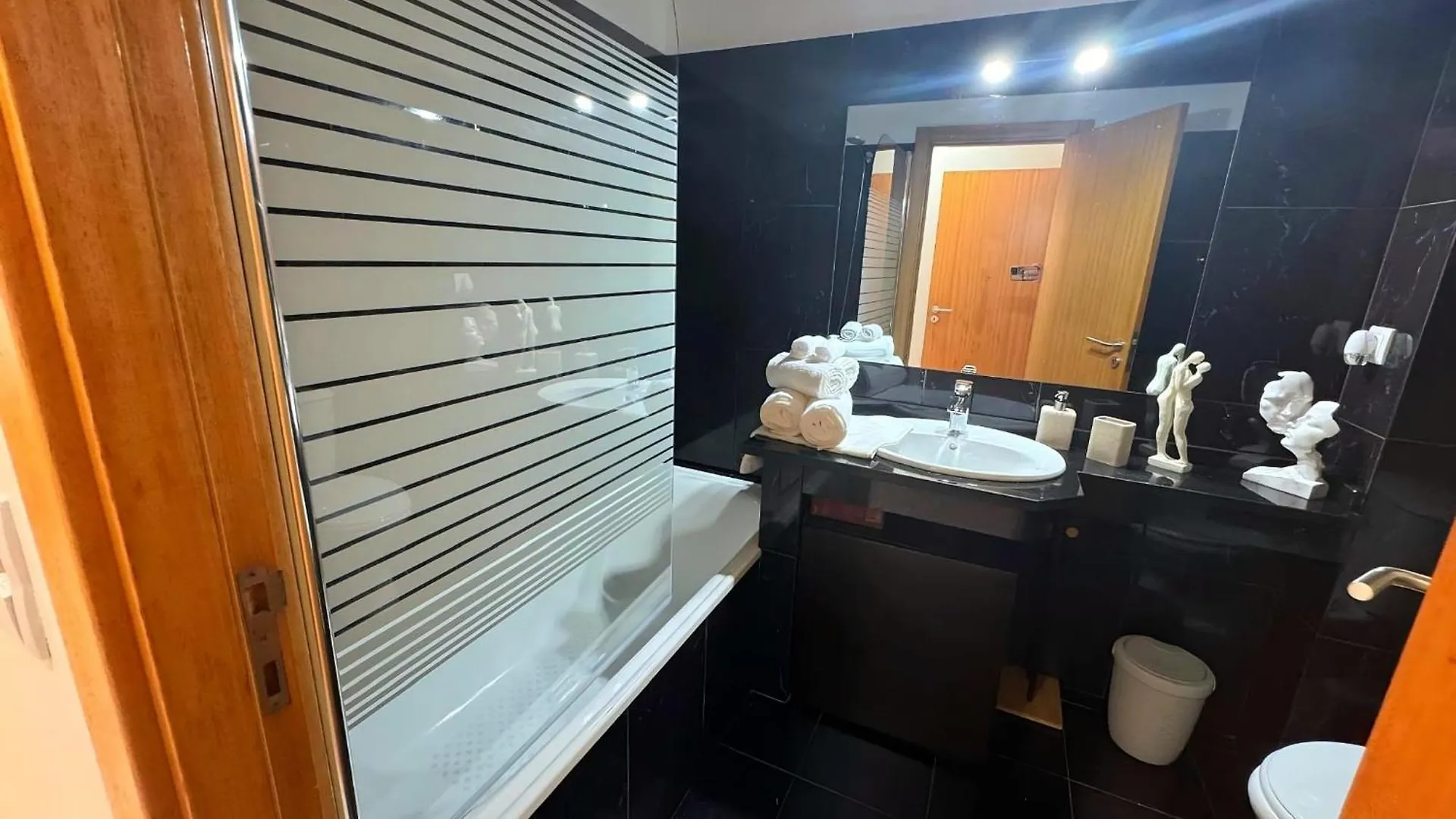 Funchal Getaway, Cozy Private Room With Bathroom And Wifi منزل للإقامة فونشال
