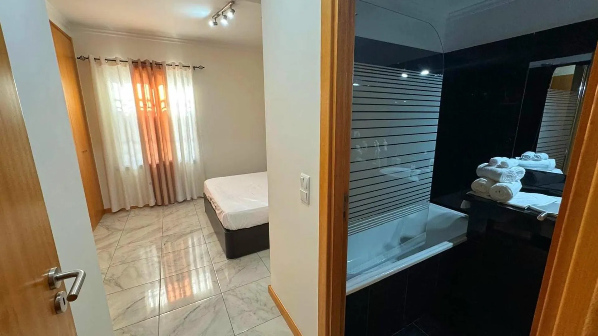 منزل للإقامة Funchal Getaway, Cozy Private Room With Bathroom And Wifi البرتغال